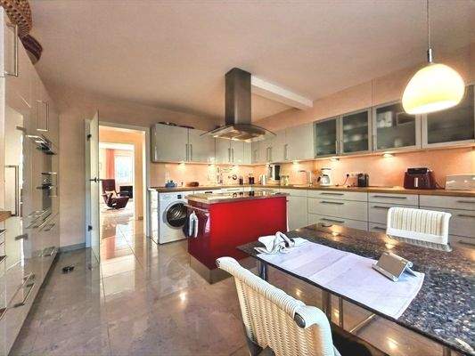 EG hochwertige Einbauküche/Essen