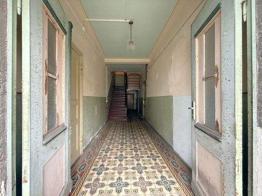 Doppelflügeltür und historische Fliesen