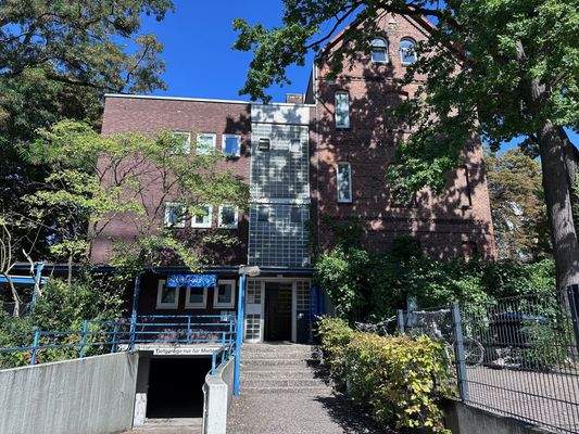 Rampe zum Eingangsbereich