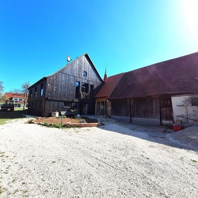 Außenansicht Wohnhaus und Scheune