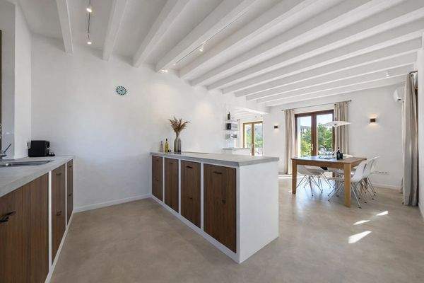 Moderne Küche mit Insel