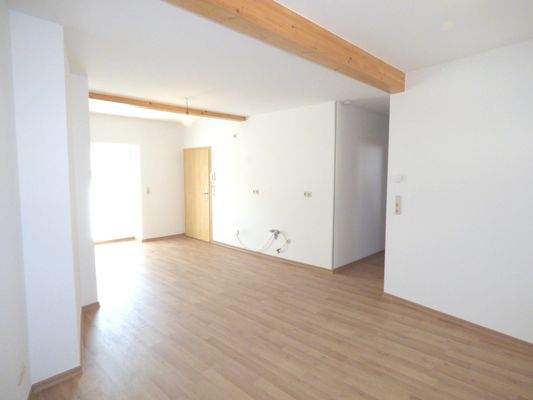 Wohn-/Kochbereich mit Zugang zum Balkon