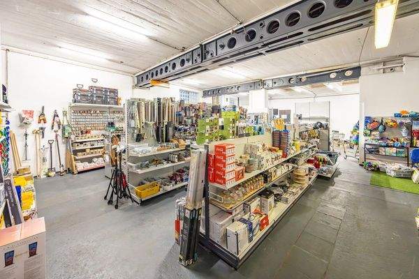 Gewerbe, EG, rechts: Laden/Lagerfläche