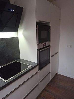 Küche mit großem Kühlschrank