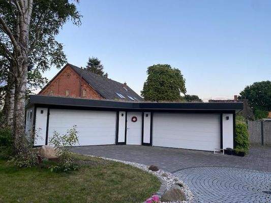 Große Doppelgarage auf separatem Grundstück gegenüber mit individueller Zufahrt