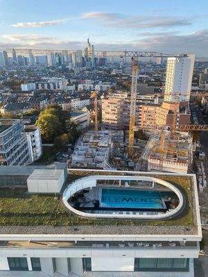 Sportstudio mit Pool vor der Tür