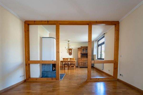 Zimmer mit Kamin im EG