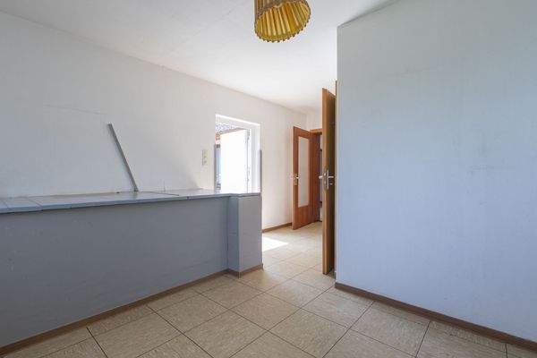 Hauswirtschaftsraum mit Zugang zum Teilkeller