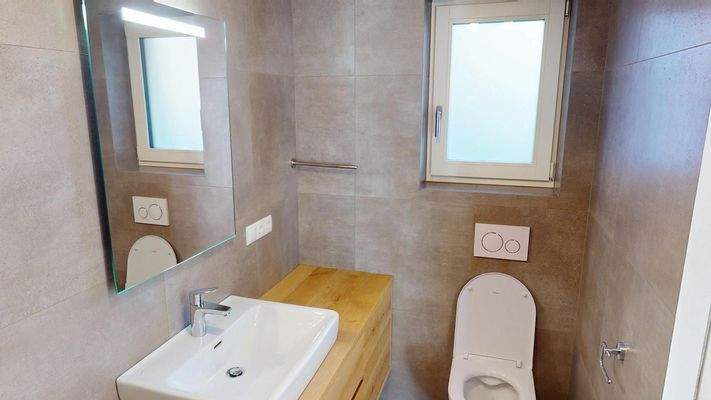 DE | Neuwertige 4-Zimmer-Maisonette in Rabland! 165 m² Garten, 2 Terrassen, Balkon, vollmöbliert, 3 Parkplätze – jetzt besichtigen! IT | Duplex 4 locali come nuovo a Rablà! Giardino 165 m², 2 terrazze, balcone, arredato, 3 posti auto – visita ora! EN | Li