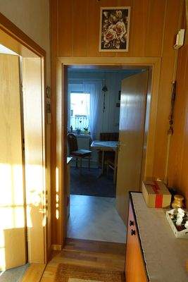 Flur mit Blick zur Küche EG