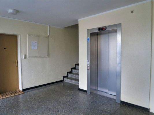 Hausflur mit Eingangstür