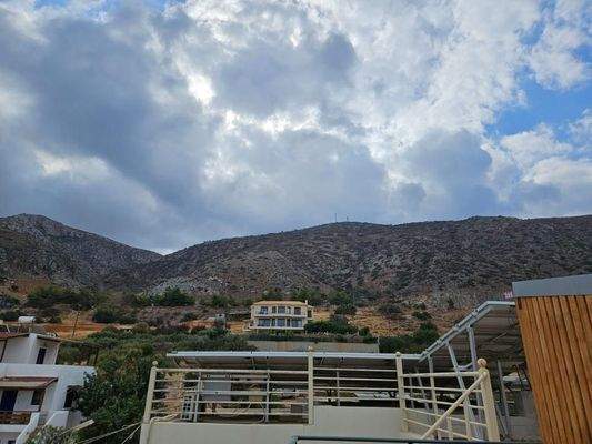 Kreta, Koutouloufari: Haus im Dorfzentrum mit großer Dachterrasse mit herrlichem Blick auf Hersonissos und das Meer zu verkaufen