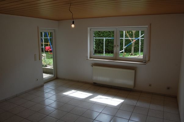 Wohn- und Esszimmer mit Blick in Garten