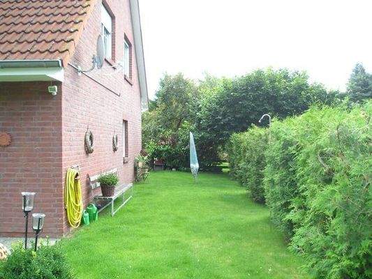 Seitenansicht mit Weg ums Haus