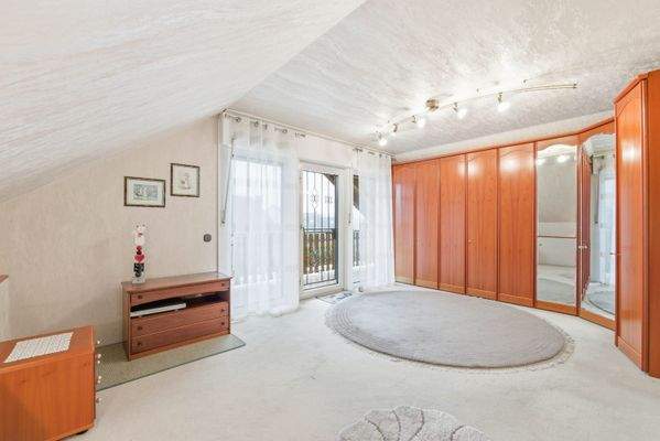 Schlafzimmer mit Loggia im OG