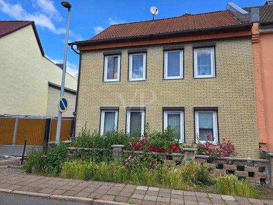 Straßenansicht mit Vorgarten