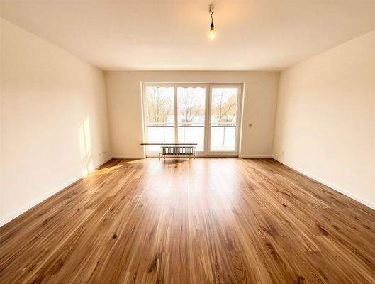 Helles Wohnzimmer mit Balkon