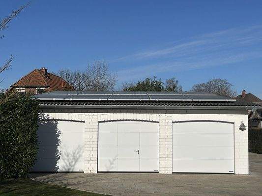 Garagengebäude mit PV