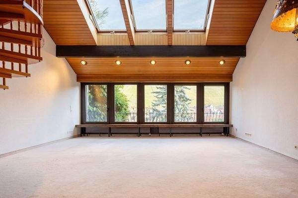 Geräumiges Wohnzimmer