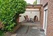 Garten mit Terrasse hinter dem Haus