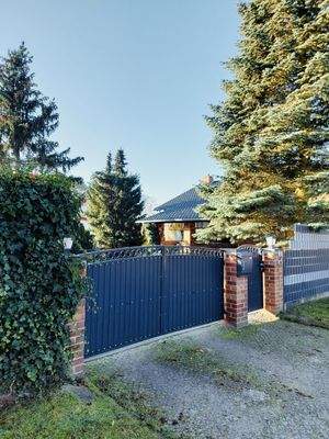 Blick in Richtung elek. Tor (Ein/Ausgang)