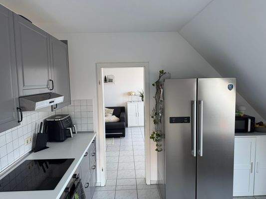 Moderne Küche mit Durchgang