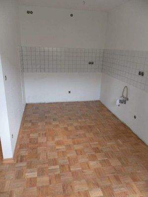 offene Küche mit kleiner Trennwand