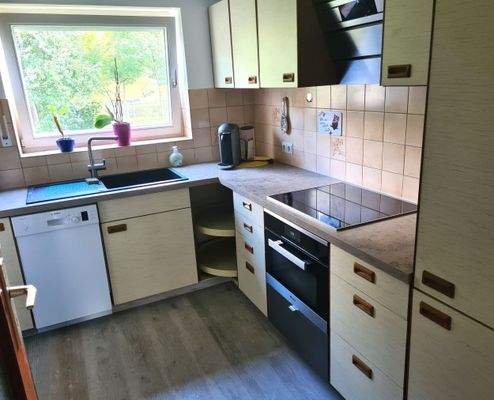 Helle abgetrennte Küche