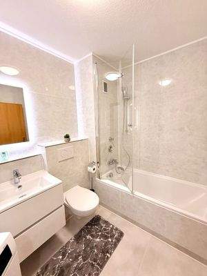 Toilette und Badewanne