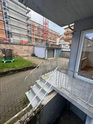 25 Treppe zum hof mit Balkon