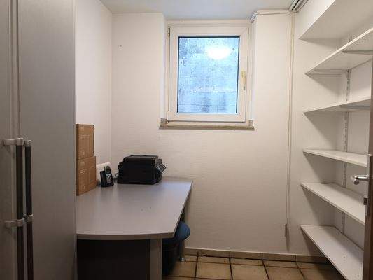Büro im Souterrain.jpg
