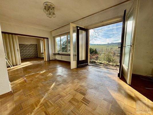 EG: Wohnzimmer mit atemberaubendem Blick
