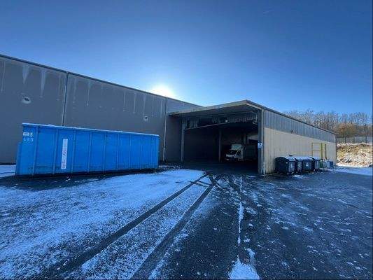 Außenansicht mit Wetterschutzhalle