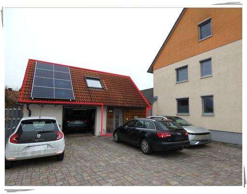 Außenansicht und Stellplätze (rechts)