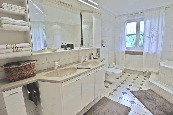 Großes Badezimmer UG