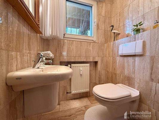 Gäste WC mit Fenster - Erdgeschoss