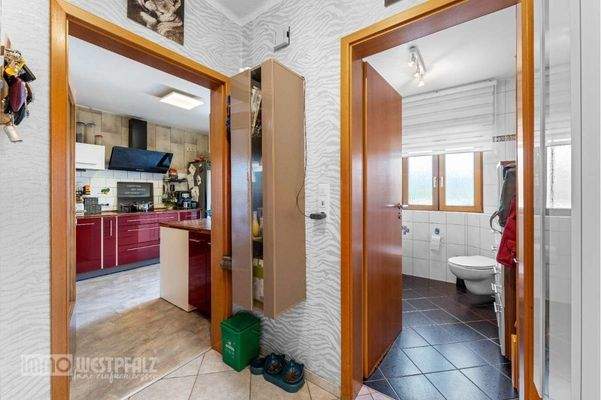 Flur EG mit Blick in die Ku...