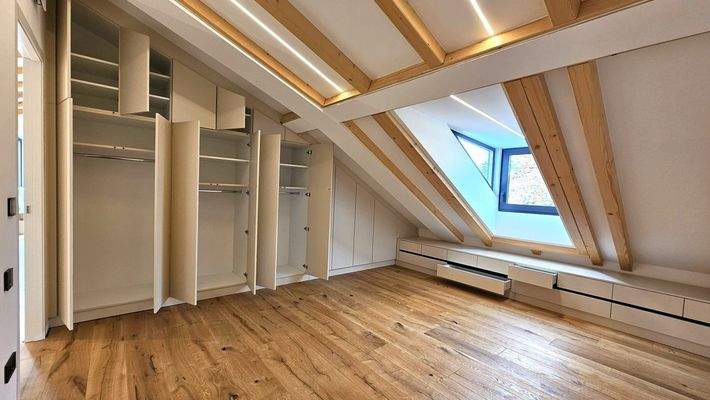 Schlafzimmer mit maßgefertigten Schränken