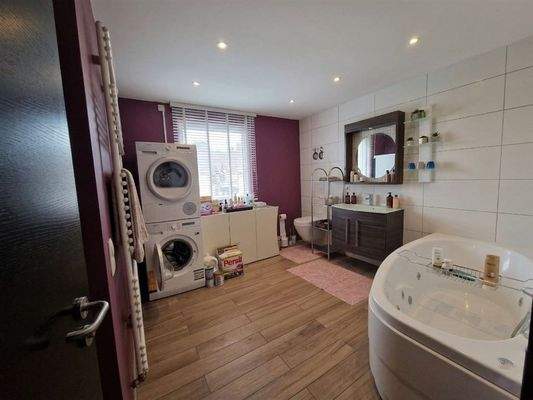 Großes Bad mit Wanne und Whirlpool