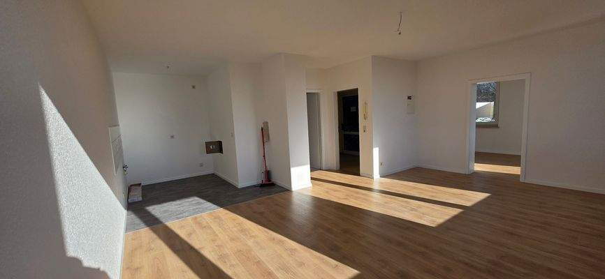 Wohnzimmer mit offener Küche