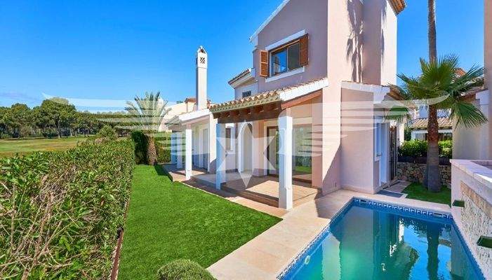 Außenansicht mit privatem Pool