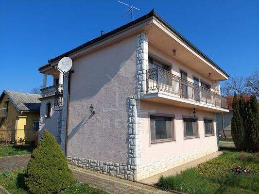 Ein zauberhaftes Ambiente umgibt das Haus