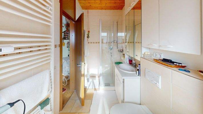 Badezimmer im oberen Bereich, bereits saniert, mit Dachfenster