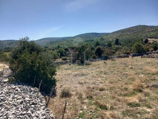 Idyllische Landwirtschaftsgrundstücke auf Brač