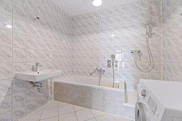 Bad mit Wanne und Dusche