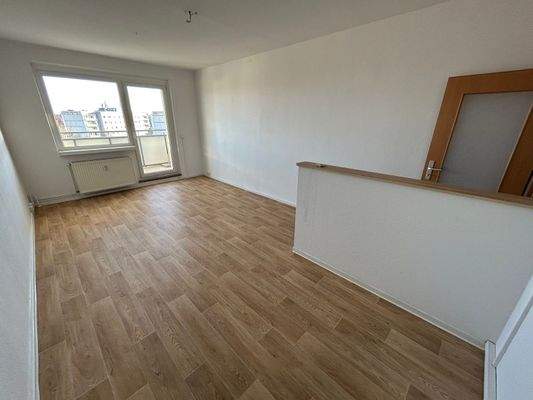 Wohnzimmer mit offener Küche