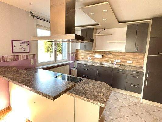 Moderne Küche mit Tresen