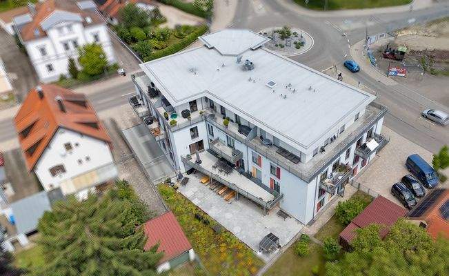 Modern, hochwertig und großzügige Außenfläche