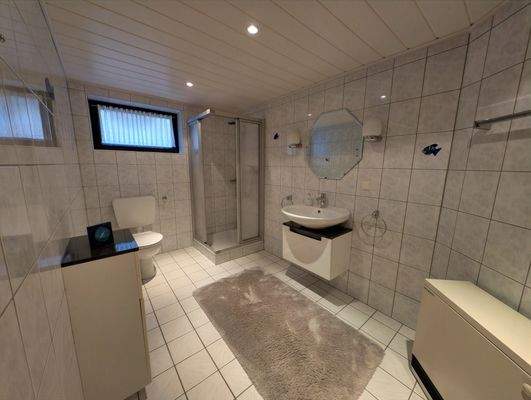 Badezimmer im Untergeschoss