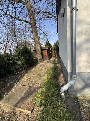 Außenbereich mit Gartenhaus